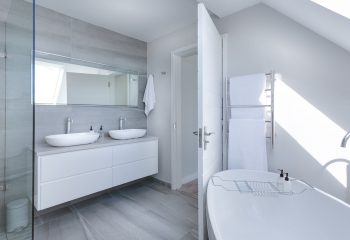 Quelle stratégie adoptée pour réaliser et financer la rénovation de la salle de bain, pour une personne âgée ?