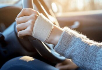 Conduire avec une attelle : Gerer l’anxiete et retrouver sa confiance au volant